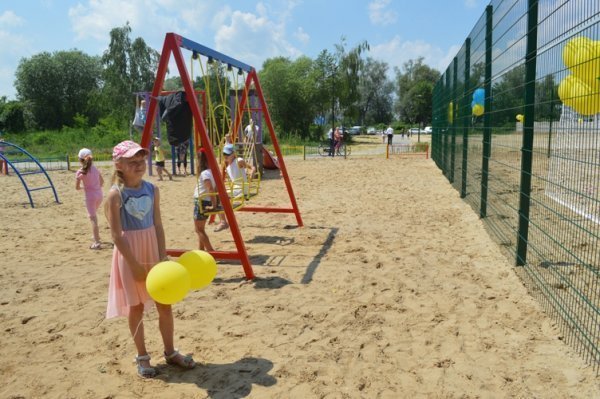 У Ковелі невідомі розтрощили дитячий майданчик. ФОТО