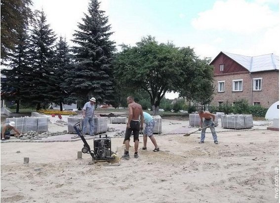 У Нововолинську доремонтовують скандальну площу. ФОТО