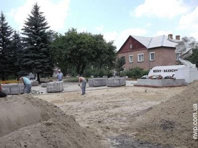 У Нововолинську доремонтовують скандальну площу. ФОТО