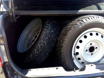 У 19-річної волинянки невідомі «свиснули» телевізор і колеса