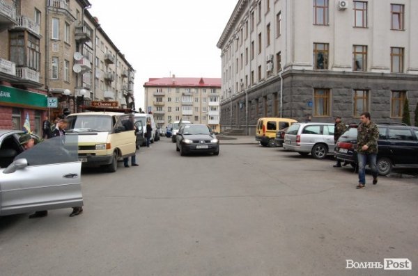 У Луцьку революціонери навідалися до «агентів Кремля». ФОТО