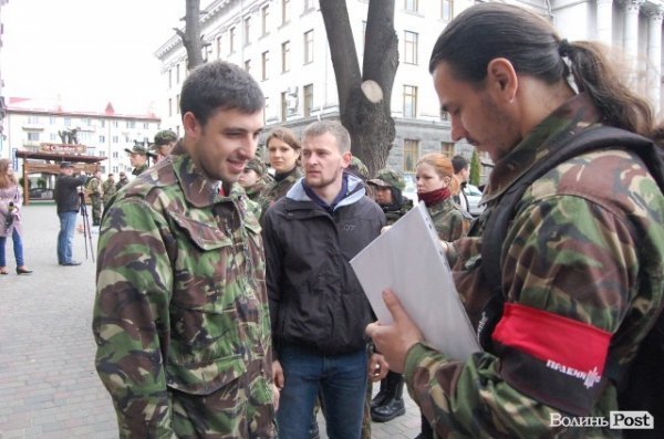 У Луцьку революціонери навідалися до «агентів Кремля». ФОТО