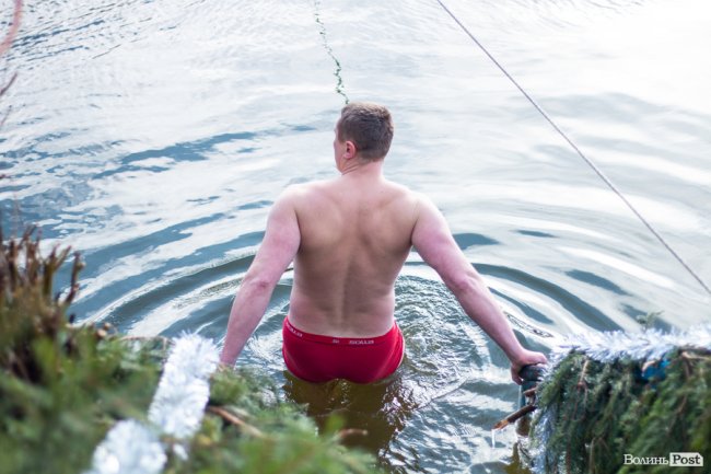 Як лучани пірнали в крижану купіль Стиру. ФОТО. ВІДЕО