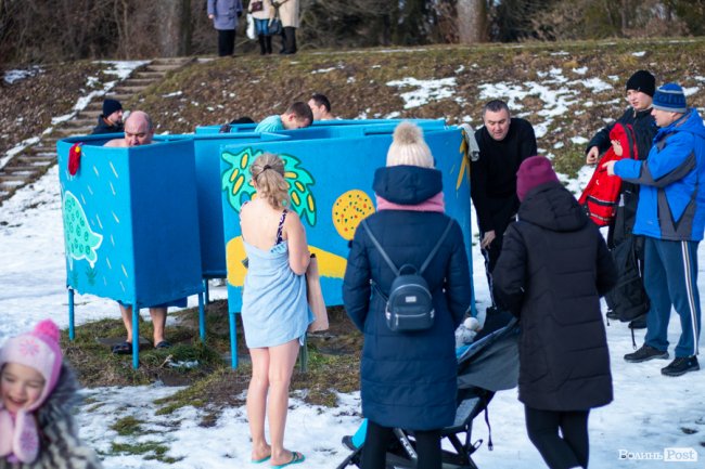 Як лучани пірнали в крижану купіль Стиру. ФОТО. ВІДЕО