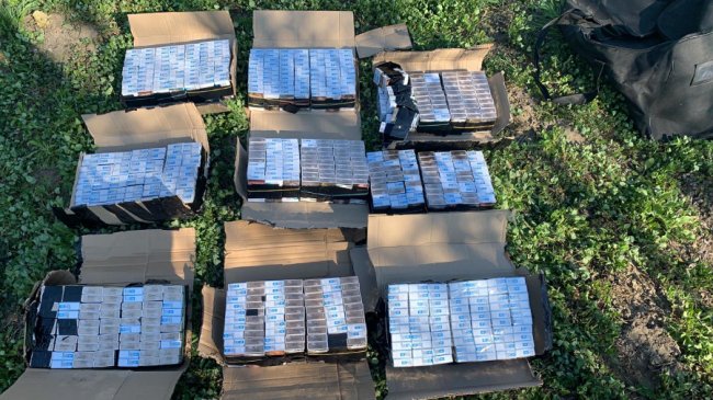 На Волині «на гарячому» спіймали чоловіка, який завантажував у потяг контрабандні сигарети