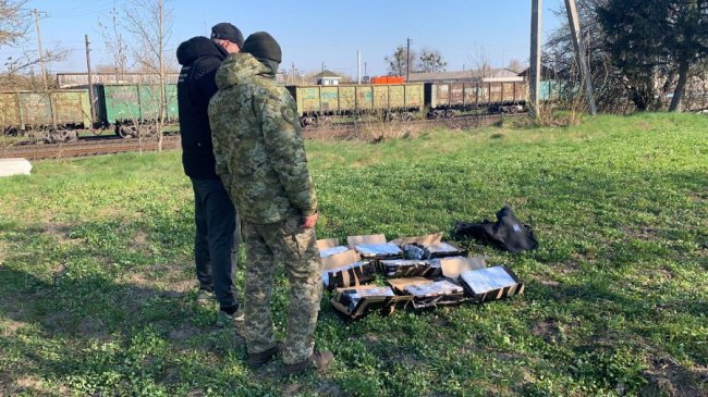На Волині «на гарячому» спіймали чоловіка, який завантажував у потяг контрабандні сигарети