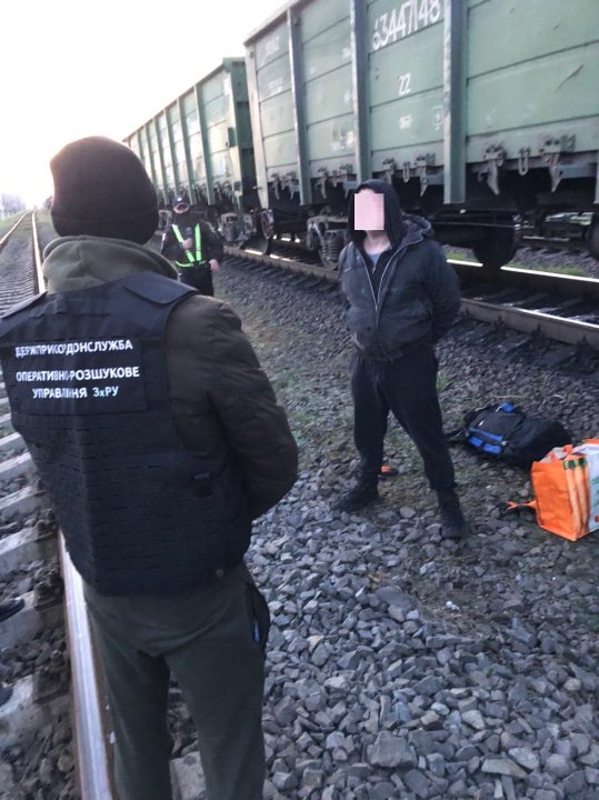 На Волині «на гарячому» спіймали чоловіка, який завантажував у потяг контрабандні сигарети