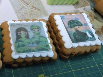 Лучанка готує для бійців на фронт печиво з їстівними дитячими малюнками. ФОТО