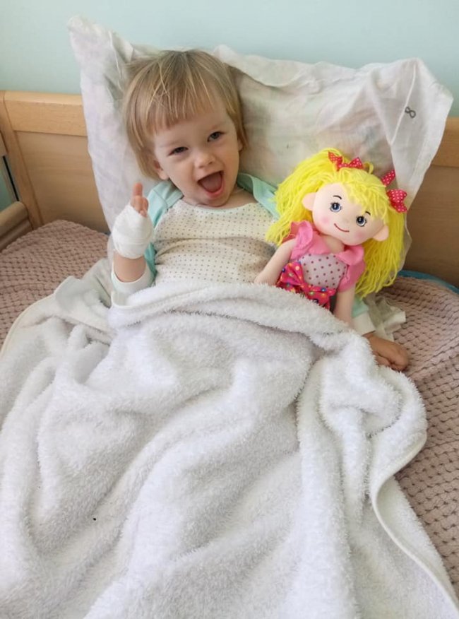 Маленьку дівчинку з Волині, у якої виявили пухлину мозку, прооперували