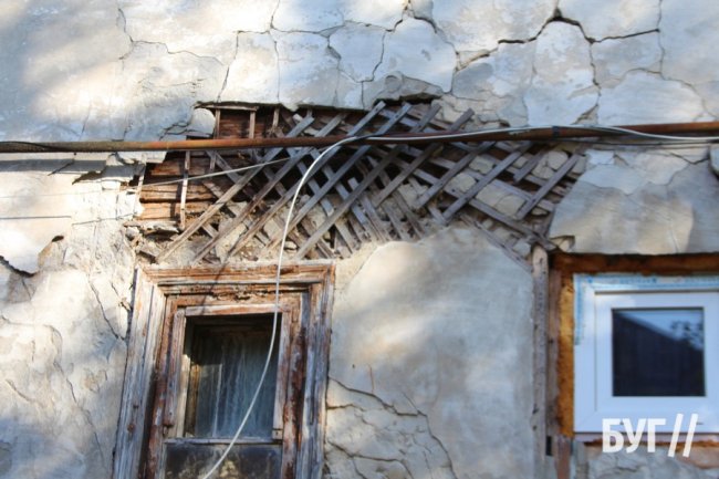 Мешканці аварійних двоповерхівок на Волині бояться, що будівлі можуть обвалитися. ФОТО.ВІДЕО