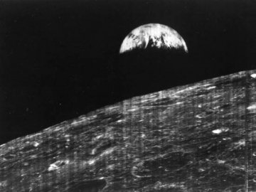 NASA опублікувало перший знімок Землі з Місяця