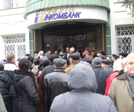 Люди пікетували «Західінкомбанк» у Рівному. ФОТО. ВІДЕО