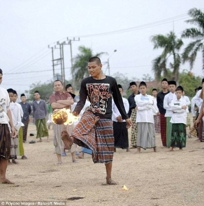 Футбол по-індонезійськи: палаючий кокос замість м'яча. ФОТО. ВІДЕО