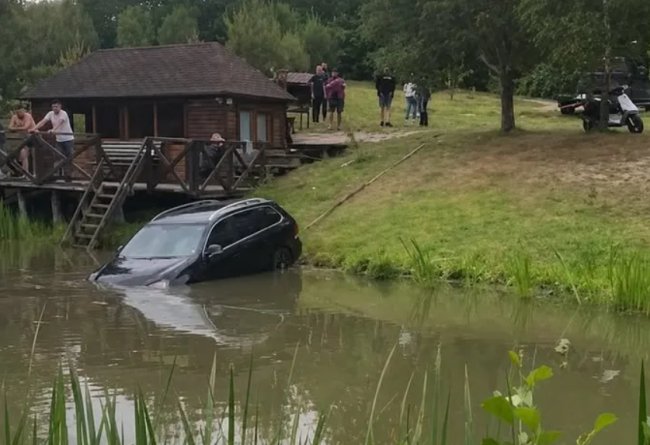 Біля Луцька відпочивальники втопили авто. ФОТО
