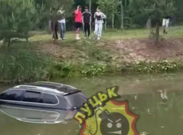 Біля Луцька відпочивальники втопили авто. ФОТО