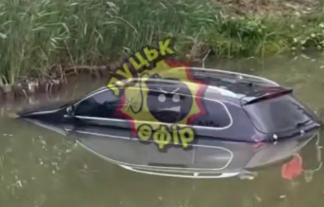 Біля Луцька відпочивальники втопили авто. ФОТО