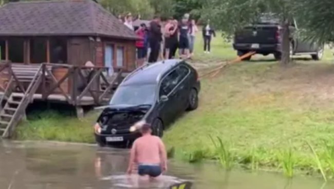 Біля Луцька відпочивальники втопили авто. ФОТО
