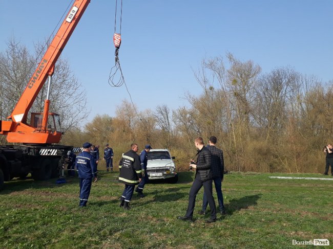 З річки Стир дістали затонуле авто