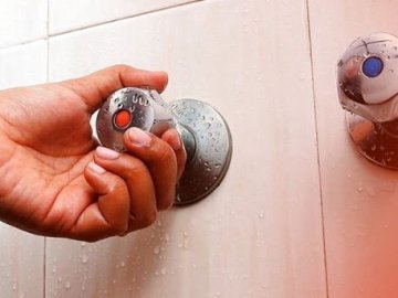 Через аварію на мережі жителі одного будинку у Луцьку залишились без гарячої води