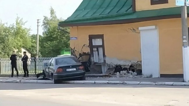 На Волині «євробляха» влетіла у стіну будинку. ФОТО