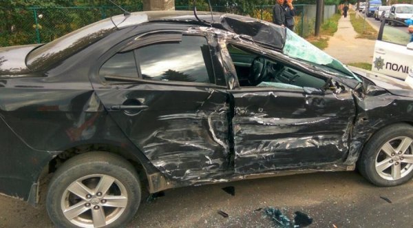 На Ковельській легковик зіткнувся з вантажівкою. ФОТО