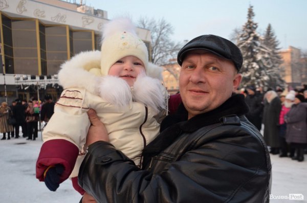 Вертепи, різдвяні зірки та дідух: у центрі Луцька відбувся фестиваль колядок