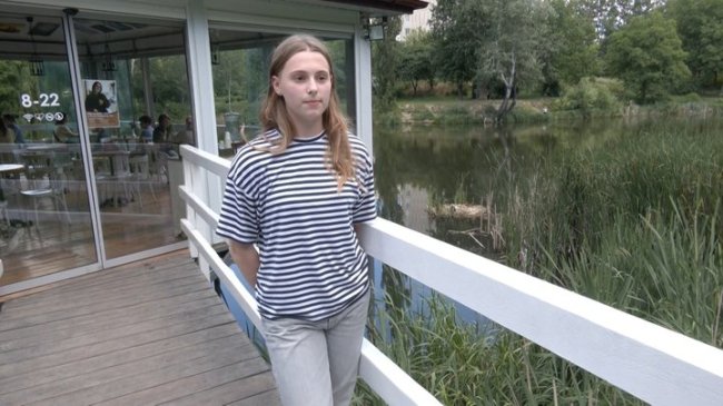 Як у Луцьку працівники кафе опікуються лебедятами: птахи звили гніздо біля кав'ярні.ВІДЕО