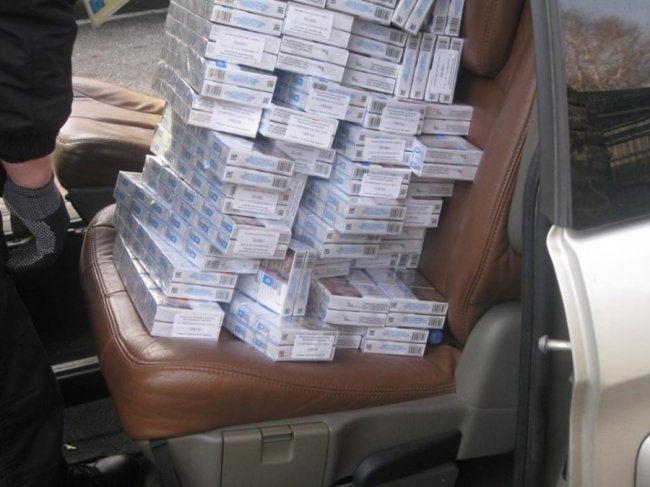 Луцькі прикордонники забрали у білоруса Chrysler через контрабандні цигарки 