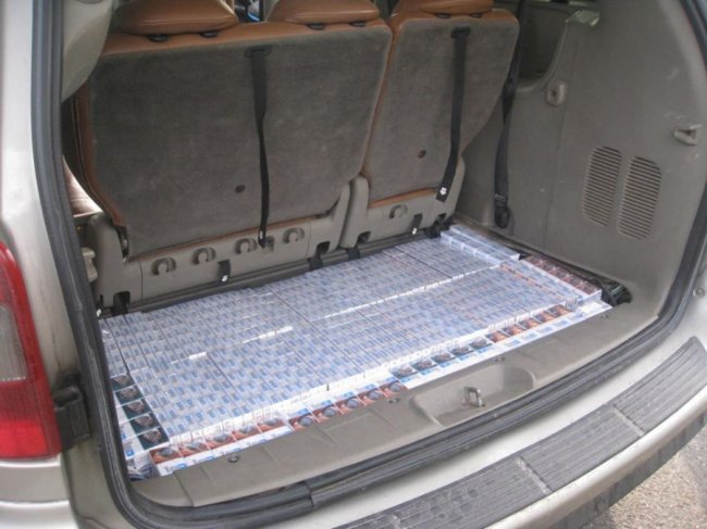 Луцькі прикордонники забрали у білоруса Chrysler через контрабандні цигарки 