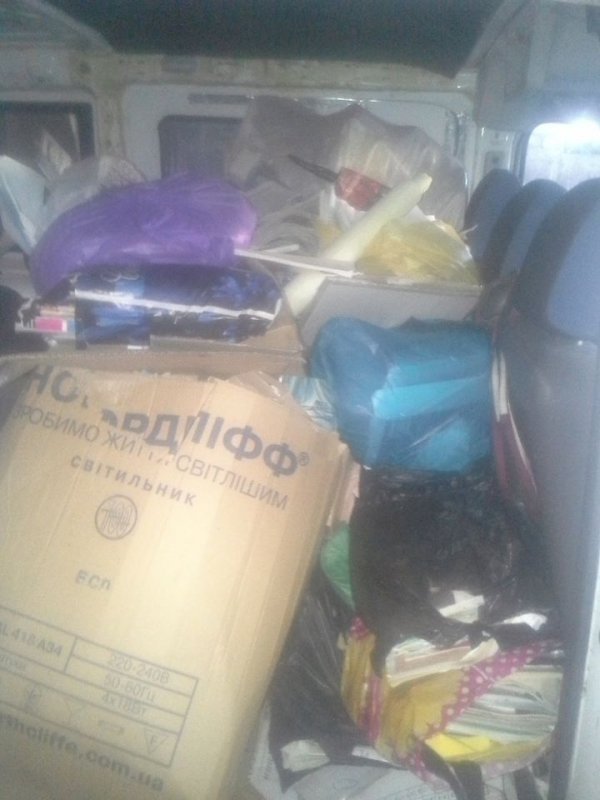 У Нововолинську школярі збирали макулатуру для допомоги армії. ФОТО