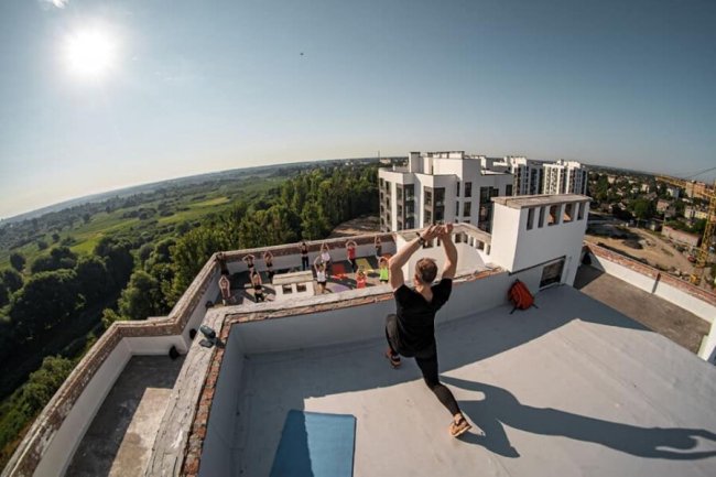 «Дух захоплювало від безмежності простору»: на даху «Супернови» влаштували ранкове тренування. ВІДЕО. ФОТО