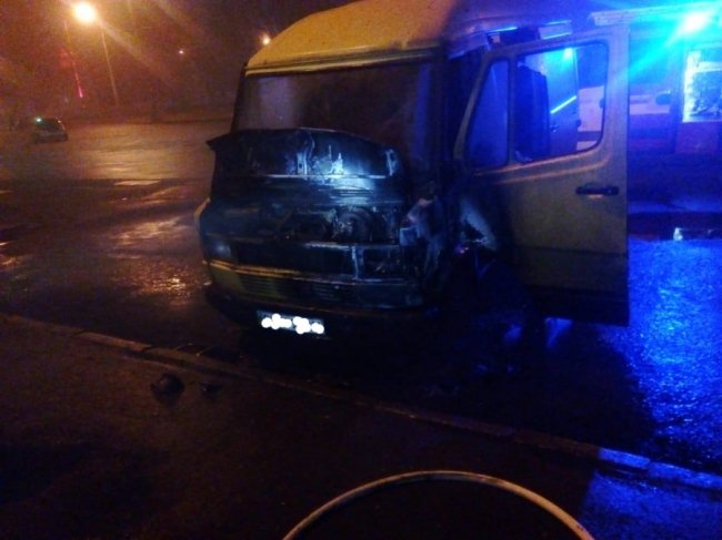 Біля залізничного вокзалу у Рівному вночі горів бус. ФОТО
