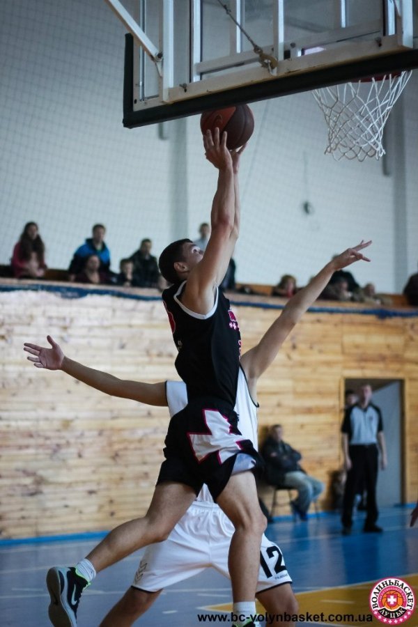 Фото міжнародного баскетбольного турніру в Луцьку