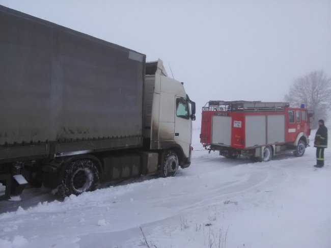 На Волині зі снігового полону звільнили 5 автівок