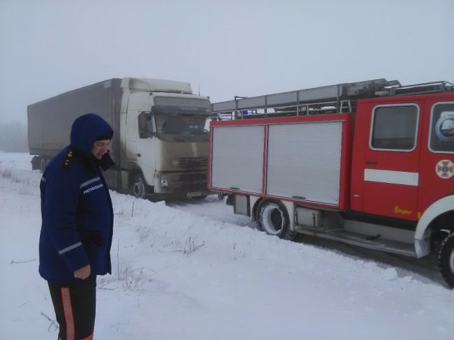 На Волині зі снігового полону звільнили 5 автівок