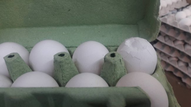 У луцькому супермаркеті продають понівечений товар 