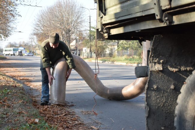 Комунальники Луцька придумали, як боротися з опалим листям на вулицях міста