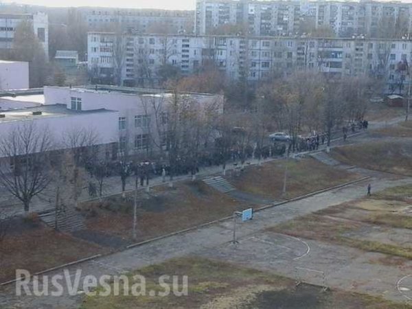 На Донбасі - черги до виборчих дільниць. ФОТО