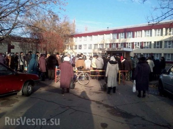 На Донбасі - черги до виборчих дільниць. ФОТО