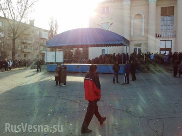 На Донбасі - черги до виборчих дільниць. ФОТО