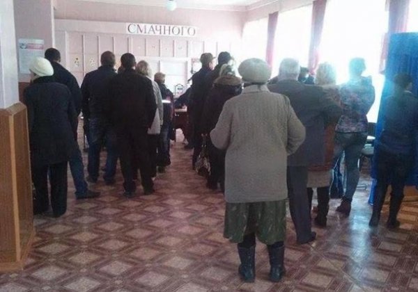 На Донбасі - черги до виборчих дільниць. ФОТО
