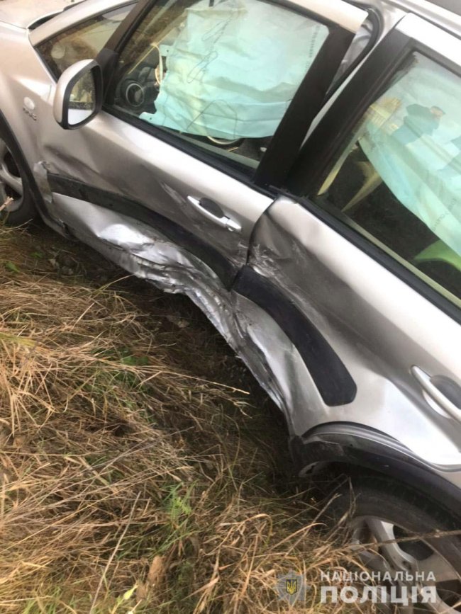 На автодорозі «Устилуг-Луцьк-Рівне» внаслідок зіткнення автівки злетіли у кювет. ФОТО