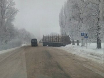 На Волині фура із дровами перегородила трасу