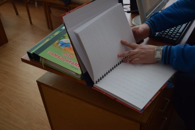 Як у Луцьку друкують книжки для незрячих