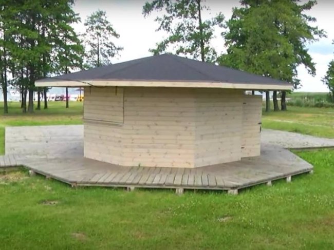 Бунгало на центральному пляжі два роки тому (з сюжету 12 каналу)