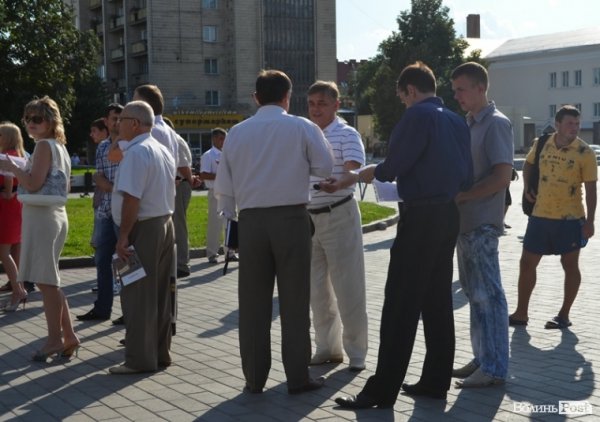 У центрі Луцька агітували за опозицію. ФОТО