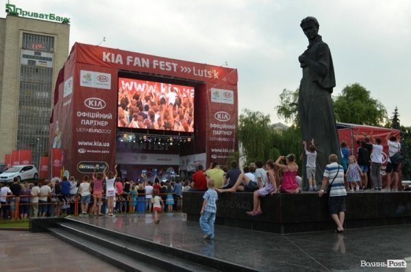 Подивитися на Дзідзьо прийшли сотні лучан. ФОТО