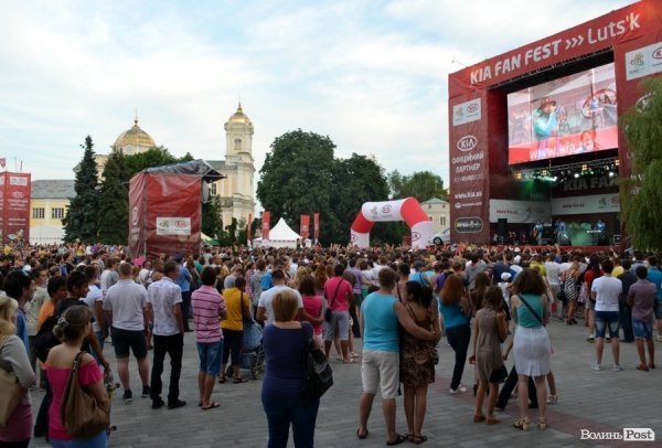 Подивитися на Дзідзьо прийшли сотні лучан. ФОТО