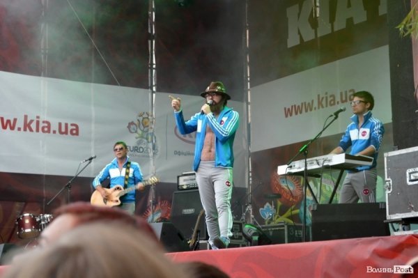 Подивитися на Дзідзьо прийшли сотні лучан. ФОТО