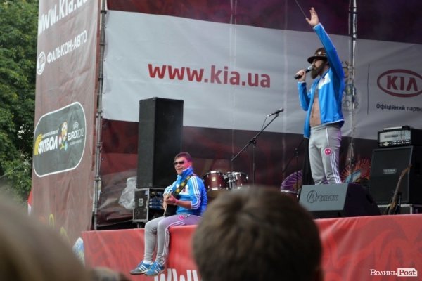 Подивитися на Дзідзьо прийшли сотні лучан. ФОТО